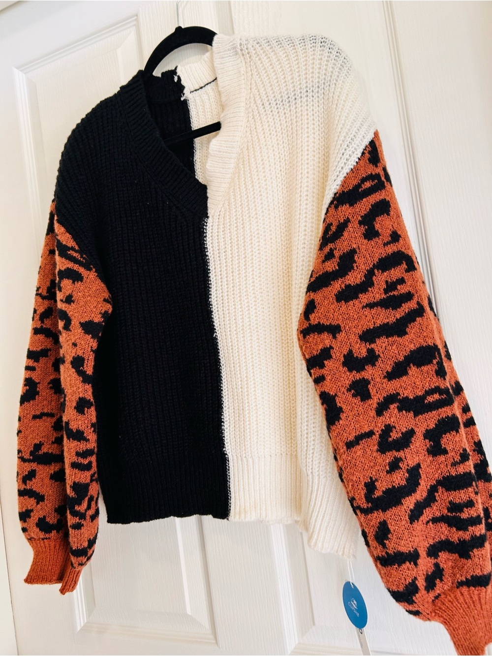🐆 Cupshe Black & Cream V-Neck Sweater w/ Rust Leopard Sleeves 🐆 - Picture 2 of 7
